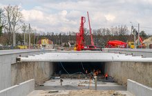 Wykonawcy i maszyny na budowie tunelu kolejowo-drogowego, Sulejówku, fot. Artur Banach (3)