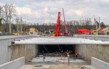 Wykonawcy i maszyny na budowie tunelu kolejowo-drogowego, Sulejówku, fot. Artur Banach (3)