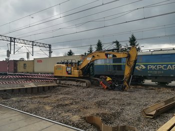 Maszyna wkopuje w ziemię akt erekcyjny dotyczący budowy nowego wiaduktu w Gałkowie, fot. Rafał Wilgusiak (2)