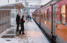 Nowy Targ - podróżni na peronie, obok stoi pociąg, fot. Łukasz Hachuła