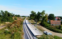 Nowy peron na przystanku Rogów Sobócki, nowe torowisko, zabudowania mieszkalne.; fot. Mariusz Biernacki; źródło PKP Polskie Linie Kolejowe S.A.