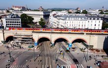 Pociąg na wiadukcie kolejowym nad ul. Grzegórzecką, fot. Piotr Hamarnik