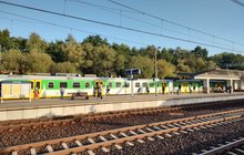 Stacja kolejowa Zielonka, pociąg pasażerski stoi przy peornie, pasażerowie wsiadają i wysiadają fot. Magdalena Janus
