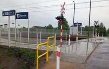 Widok na peron i przejazd kolejowy przy przystanku w Sarnowie, fot. Dariusz Marciniuk