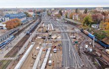 Widok z góry na prace na stacji Olsztyn Główny. Zarysy nowych peronów_fot. Damian Strzemkowski