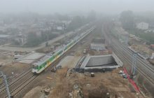 Zielonka - pociąg jedzie nad budowanym tunelem drogowym, fot Artur Lewandowski PKP Polskie Linie Kolejowe SA
