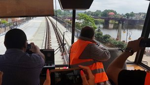 Widok z kabiny lokomotywy podczas przejazdu przez estakadę w Gorzowie.