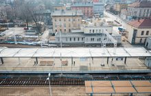 Czechowice-Dziedzice, widok z góry na nowy peron z wiatą, widać też fragment starego peronu, fot. Łukasz Hachuła