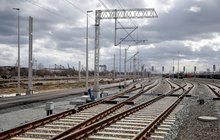 Infrastruktura torowa w Pocie Gdynia w tle wagony przewożące towary fot. Grzegorz Radtke