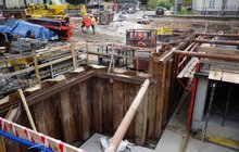 Konstrukcja pierwszego segmentu nowego przejścia pod torami. Ścianki szczelne_fot. Andrzej Puzewicz