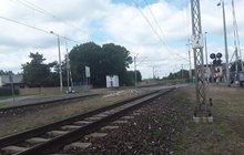 Linia kolejowa w Koniecpolu i przejazd, w tej lokalizacji powstanie przystanek Koniecpol Centrum, fot. Monika Urbańska
