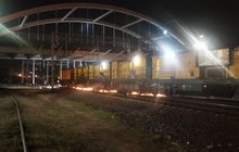 Pociąg Speno szlifuje szyny pod wiaduktem drogowym w Tczewie_fot. Dariusz Szkopiński