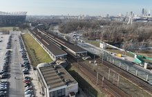 Widok z góry na przystanek kolejowy Warszawa Stadion, widać tory, perony i pociągi, fot. P.Mieszkowski, A.Lewandowski