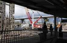 Widok na prace na stacji Warszawa Zachodnia i sylwetki podróżnych, fot. Izabela Miernikiewicz