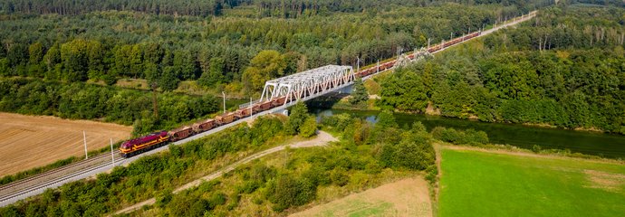 Most na Kanale Gliwickim, pociąg na torach, widok z góry, fot. Szymon Grochowski