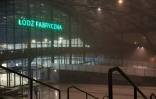 Nowy szyld ledowy świecący na zielono nad głównym wejściem do Dworca Łódź Fabryczna fotografia Janusz Rau 