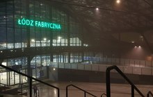 Nowy szyld ledowy świecący na zielono nad głównym wejściem do Dworca Łódź Fabryczna fotografia Janusz Rau 