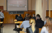 Pracownik kolei prowadzi lekacje w technikum kolejowym. Autor Izabela Miernikiewicz