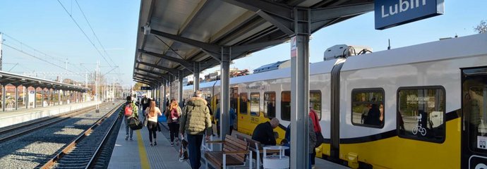 Stacja Lubin, pasażerowie idą peronem po opuszczeniu pociągu, fot. Krystian Nowek
