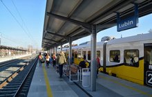 Stacja Lubin, pasażerowie idą peronem po opuszczeniu pociągu, fot. Krystian Nowek