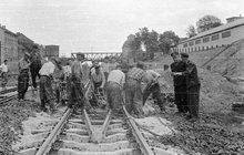 Stare, czarno-białe zdjęcie robotników przy pracach torowych z 1962 roku na wjeździe na_fot. Michał Puzewicz