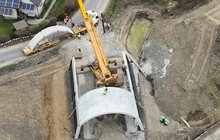 Linia nr 97 Sucha Beskidzka - Żywiec_ budowa nowych torów wraz z siecią trakcyjną,peronów, przejazdów, mostów fot. Krzysztof Dzidek (11)