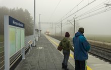 Pasażerowie czekający na pociąg na nowym peronie w Mierzęcinie, fot. Łukasz Bryłowski