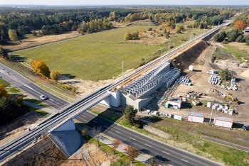 Przystanek Miasteczko Śląskie Centrum z lotu ptaka, widać peron i drogę dojścia, obok wiadukt kolejowy, fot. Szymon Grochowski