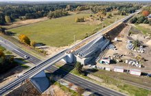 Przystanek Miasteczko Śląskie Centrum z lotu ptaka, widać peron i drogę dojścia, obok wiadukt kolejowy, fot. Szymon Grochowski