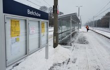 Stacja Bełchów, peron, gablota informacyjna, wiata z ławkami fot. Rafał Wilgusiak PLK SA