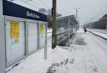 Stacja Bełchów, peron, gablota informacyjna, wiata z ławkami fot. Rafał Wilgusiak PLK SA