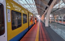Stacja Gliwice, podróżny wsiada do pociągu, fot. Katarzyna Głowacka