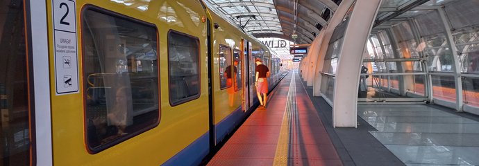 Stacja Gliwice, podróżny wsiada do pociągu, fot. Katarzyna Głowacka