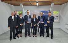 Uczestnicy podpisania umowy na modernizację linii kolejowej nr 8, na odcinku Skarżysko-Kamienna - Tumlin fot. Piotr Hamarnik 