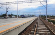 Czyżew - nawierzchnia nowego peronu jedzie pociąg. fot. Jacek Murawski Stecol Corporation (Europe)