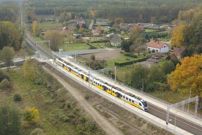 Pociąg na stacji w Koźlicach, 28.10.2020 r. Autor Łukasz Hachuła, PKP Polskie Linie Kolejowe S.A.