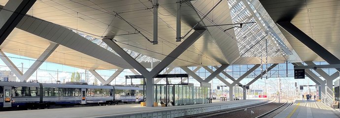 Nowe zadaszenie peronów na stacji Warszawa Zachodnia, przy peronie stoi pociąg, fot. Anna Znajewska-Pawluk