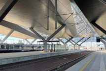 Nowe zadaszenie peronów na stacji Warszawa Zachodnia, przy peronie stoi pociąg, fot. Anna Znajewska-Pawluk