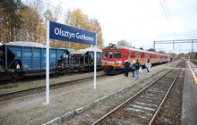 Peron z pasażerami na stacji Olsztyn Gutkowo, wjeżdżający pociąg, fot. Ewa Podhajna