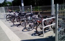 Stojaki rowerowe przy przystanku Żarki-Letnisko, fot. IZ Częstochowa