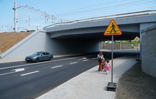 Wiadukt w Ełku ul Suwalska jadą samochody idą piesi fot Tomasz Łotowski PKP Polskie Linie Kolejowe SA