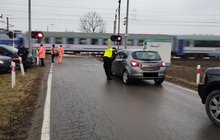 Krasne_Ambasadorzy Bezpieczeństwa prowadzą akcję na przejeździe, fot. Dorota Szalacha (2)