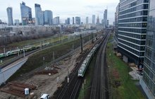 Widok z góry na pociąg przejeżdżający obok miejsca prac_fot. Artur Lewandowski