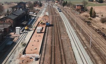 Widok z dronu na remontowany peron 2 w Ścinawce Średniej Fot. Robert Mitura