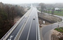 Mokra Wieś - wiadukt nad torami jedzie samochód, fot. Artur Lewandowski PKP Polskie Linie Kolejowe SA (1)