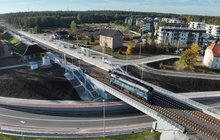 Przystanek Ełk Szyba Wschód i wiadukt nad ul Kolejową jedzie lokomotywa fot Paweł Chamera PKP Polskie Linie Kolejowe SA