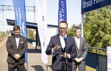 Minister Infrastruktury, Dariusz Klimczak, wypowiada się podczas briefingu na przystanku Warszawa Ursus Północny, fot. Łukasz Bryłowski