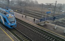 Podróżni i pociągi na stacji Krzyż, fot. Radosław Śledziński