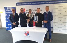 Podpisanie umów dot. realizacji prac przy przystankach kolejowych w Piekoszowie i Górkach Szczukowskich