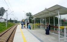 Przystanek Radziszów Centrum, Podróżni na peronie oczekują na pociąg, fot. Błażej Mstowsk